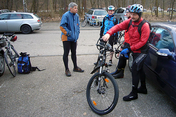 Carlo bewundert das neue Bike von Freihand-Klaus