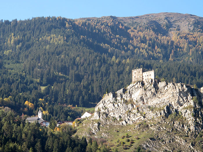 Kirche und Burgruine hoch über dem Inntal