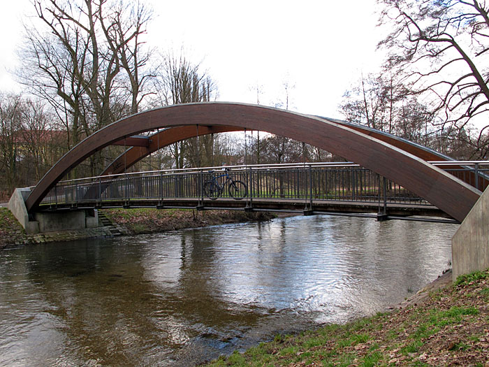 Die Theodor Kunz Brücke führt über die Alb