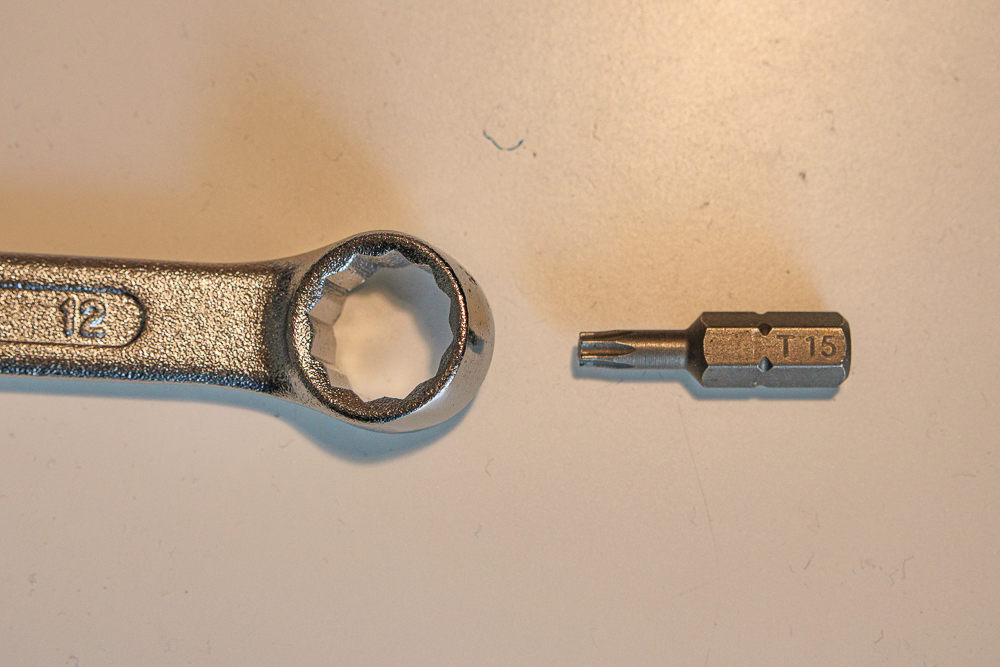 ... oder besser mit einem Torx T15 gedreht werden. F&uuml;r die Mutter auf der Innenseite ben&ouml;tig man einen Schl&uuml;sselweite 12 mm