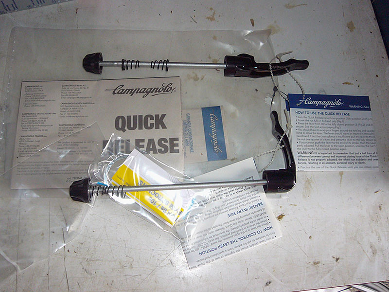 Beiliegendes Zubeh&ouml;r: Schnellspanner, Kassettenadapter und Magnet