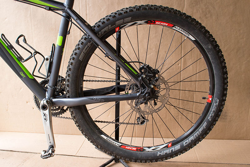 Hinterrad: Noch mit schleifendem Schwalbe Hans Dampf in 2.35" Breite