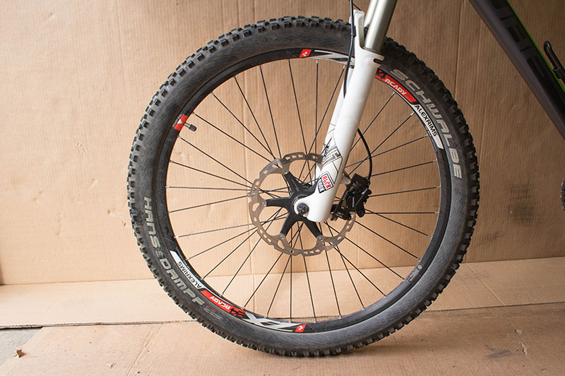 Vorderrad mit Schwalbe Hans Dampf in 2.35" Breite