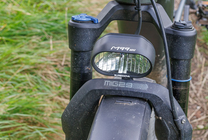 Gut verpackt kam das Rad an Das Frontlicht musste ich vom Lenker (bzw. von der Nyon2 Halterung) entfernen und nach unten an die Schutzblechhalterung versetzen