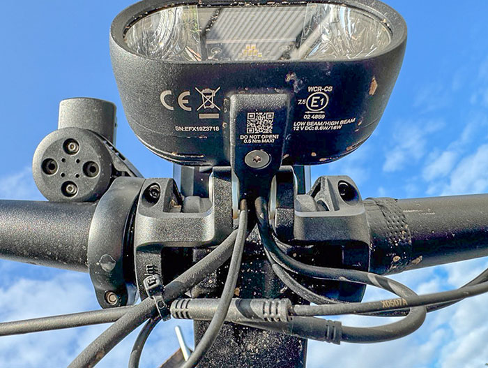 Blick von unten: Der Display Adapter wird von unten an Stelle der unteren Halteschalen des Display-Halters angeschraubt