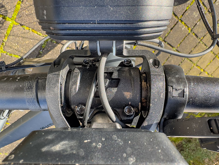 Blick von oben: Die beiden weißen Kunststoffscheiben ermöglichen ein Anpassen der Leuchthöhe während der Fahrt - wenn man die Schraube nicht allzufest anzieht!