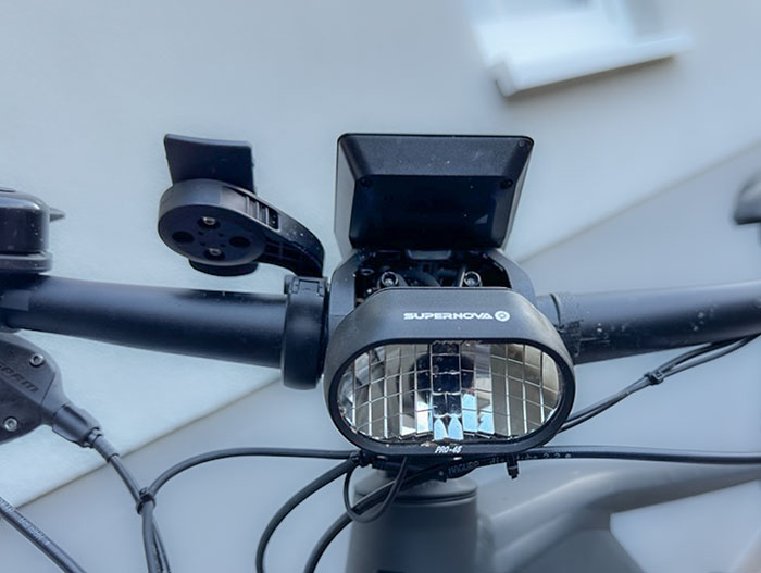 Blick von vorne: Die Lampe sitzt schön mittig und gerade