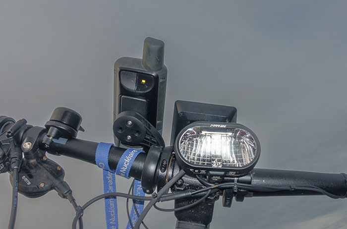 Mit dem ursprünglichen Halter saß die Frontlampe außermittig und etwas schräg am Lenker