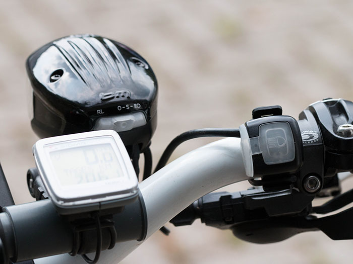 Mit Ein-/Ausschalter bzw. Fernlichtschalter am Lenker