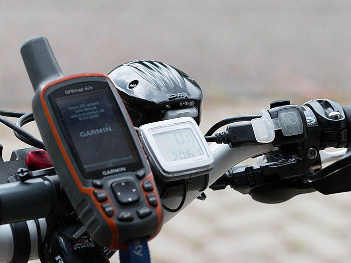 Am Ein-/Ausschalter kann ein USB-Kabel eingesteckt werden, um z. B. ein GPS zu betreiben oder ein Handy zu laden