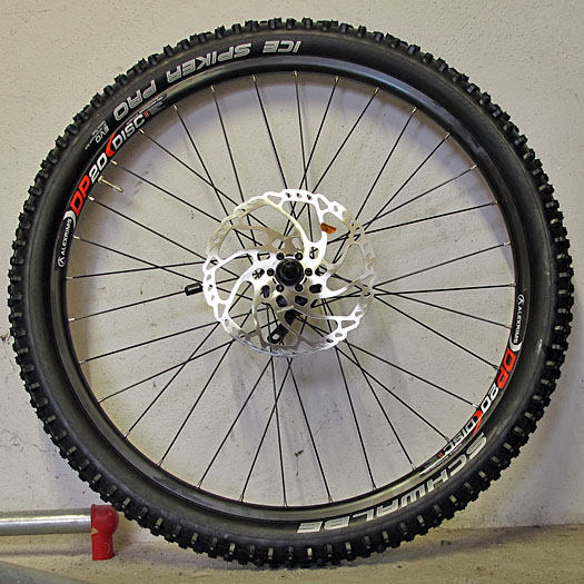 Das Vorderrad mit dem Ice Spiker Pro