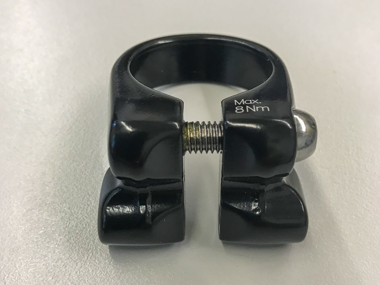 Sattelklemme mit Gewinden für einen Gepäckträger. An den Gewinden möchte ich das Rücklicht festschrauben, wenn ich ohne Gpäckträger unterwegs bin