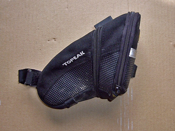 Die hatte ich noch übrig: Satteltasche von Topeak mit Rücklichthalter
