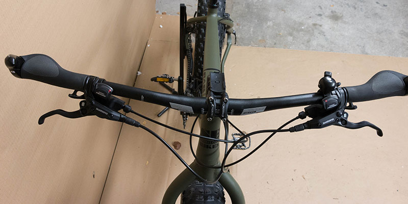 Bremsbet&auml;tigung ab Werk: Vorderradbremse links und Hinteradbremse rechts