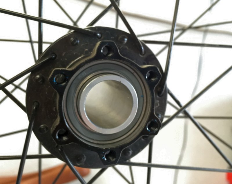 Serienmäßige Vorderradnabe mit abgenommenen Verschlusskappen