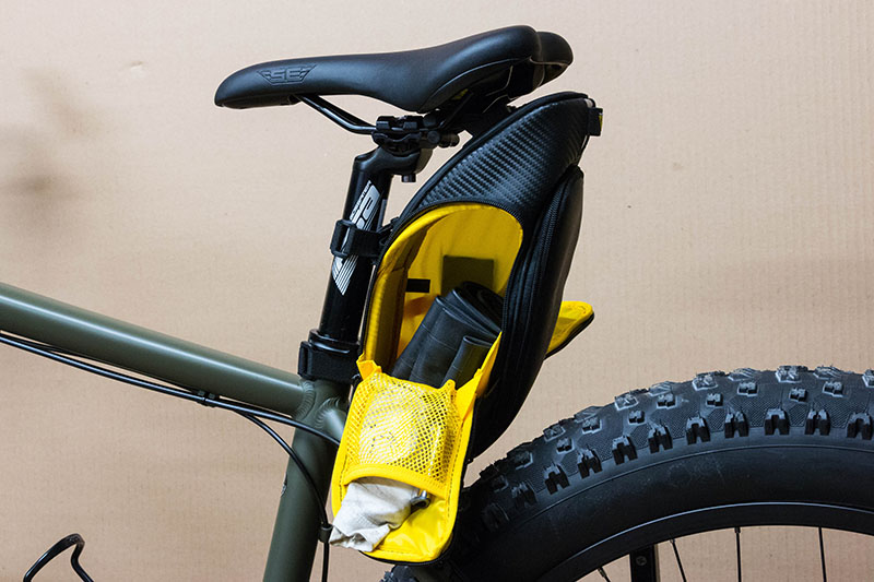 Der dicke Ersatzschlauch passt nun locker rein, außerdem noch das Multitool und ein Putzlappen in der Deckeltasche