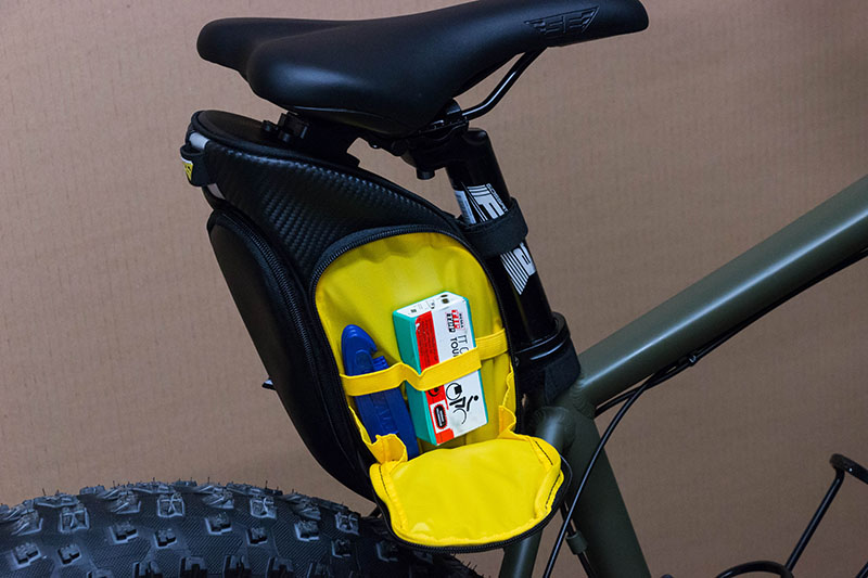 Rechts habe ich Flickzeug und Reifenheber untergebracht