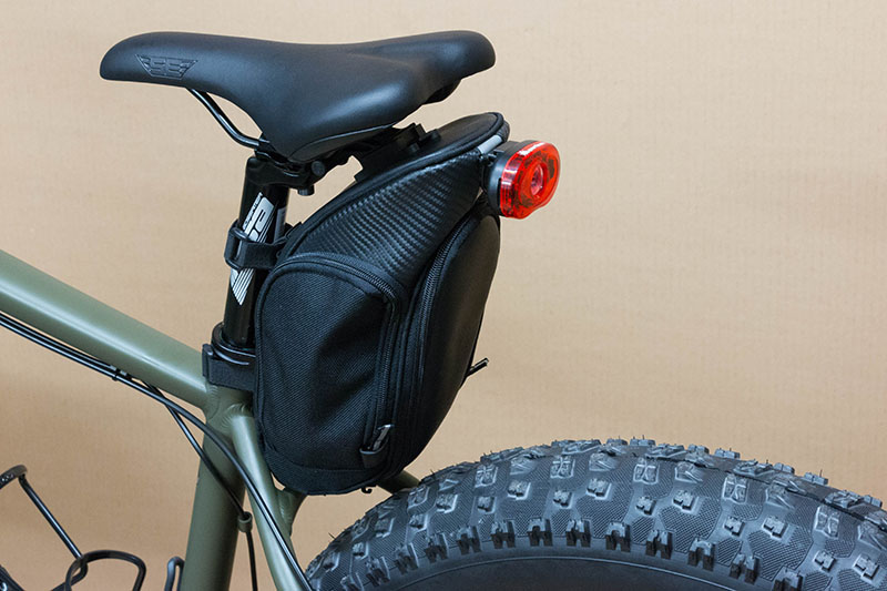 Für das Rücklicht gibt es auch eine Lasche an der Tasche