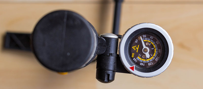 Die Skalierung ist für das Fatbike zwar suboptimal, aber um unterwegs nach einem Plattfuss Luft aufzufüllen reicht es