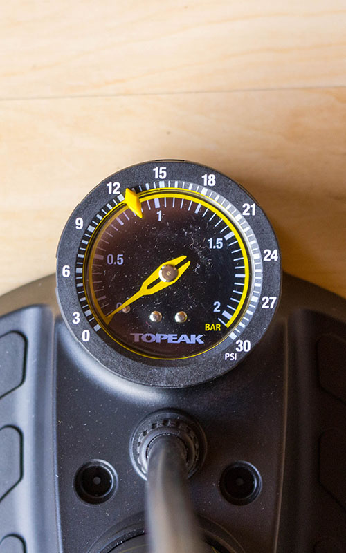 Die Anzeige ist in Zehntelschritten von 0 bis 2 bar skaliert