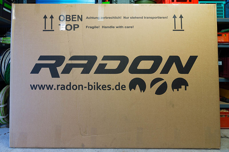 Morgens um 07:45 Uhr klingelte der Paketmann und stellte mir eine Riesenkiste hin