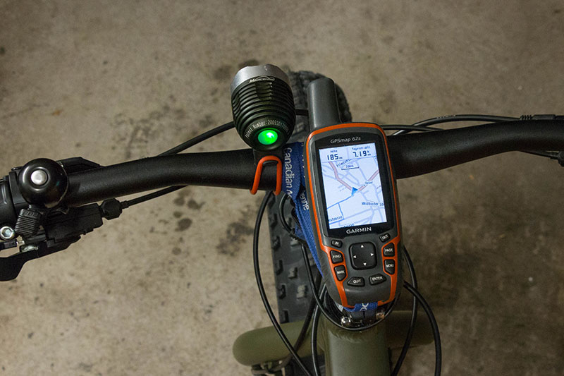 Lampe am Lenker befestigt