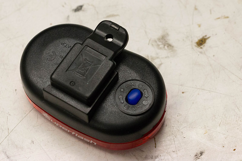 Kleines Loch im Halter, um das Rücklicht mit einem Kabelbinder vorsorglich zu fixieren