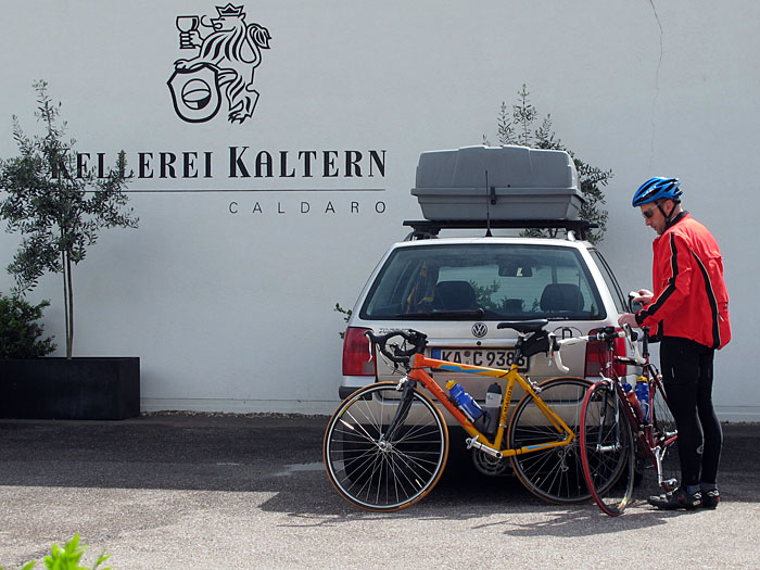 Fahrräder im Kofferraum, Gepäck in einer Dachbox