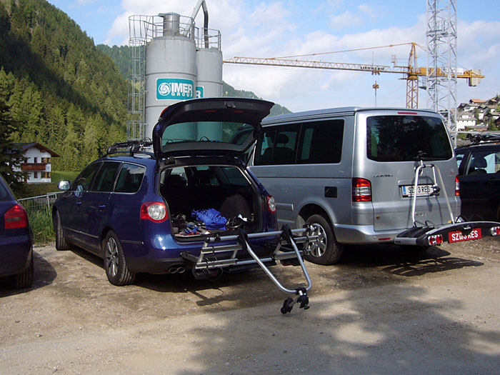 Hier hatten wir eine Kombination von Dach- und Heckträger, um 4 Fahrräder und 4 Personen zu transportieren