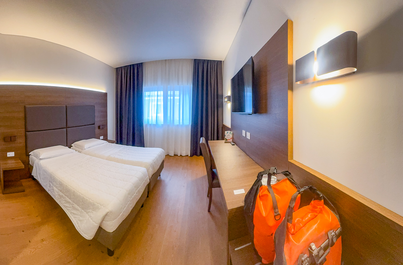 Ruhiges Zimmer mit Fenster zum Innenhof, Klimaanlage vorhanden und bei der Temperatur auch nötig ;-)