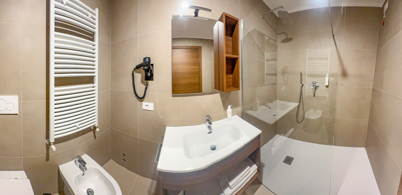 Badezimmer mit Dusche und Bidet
