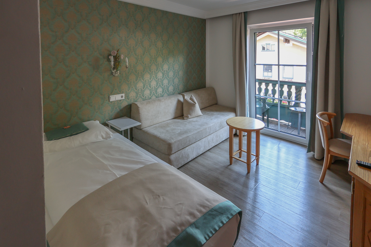 Schönes Zimmer mit Balkon zur Hauptstraße