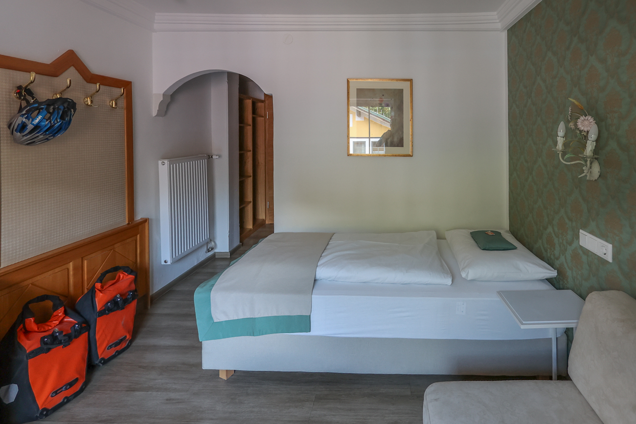 Garderobe und Bett
