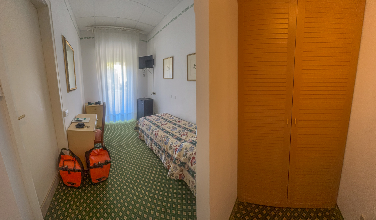 Kleines Zimmer mit Balkon zu einer Nebenstraße, Klimaanlage vorhanden und bei der Temperatur auch nötig ;-)