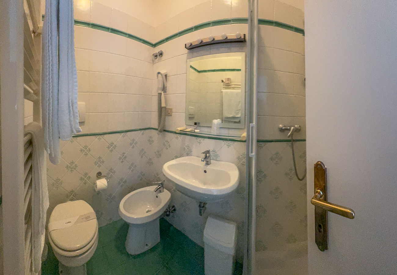 Kleines Badezimmer mit Dusche und Bidet
