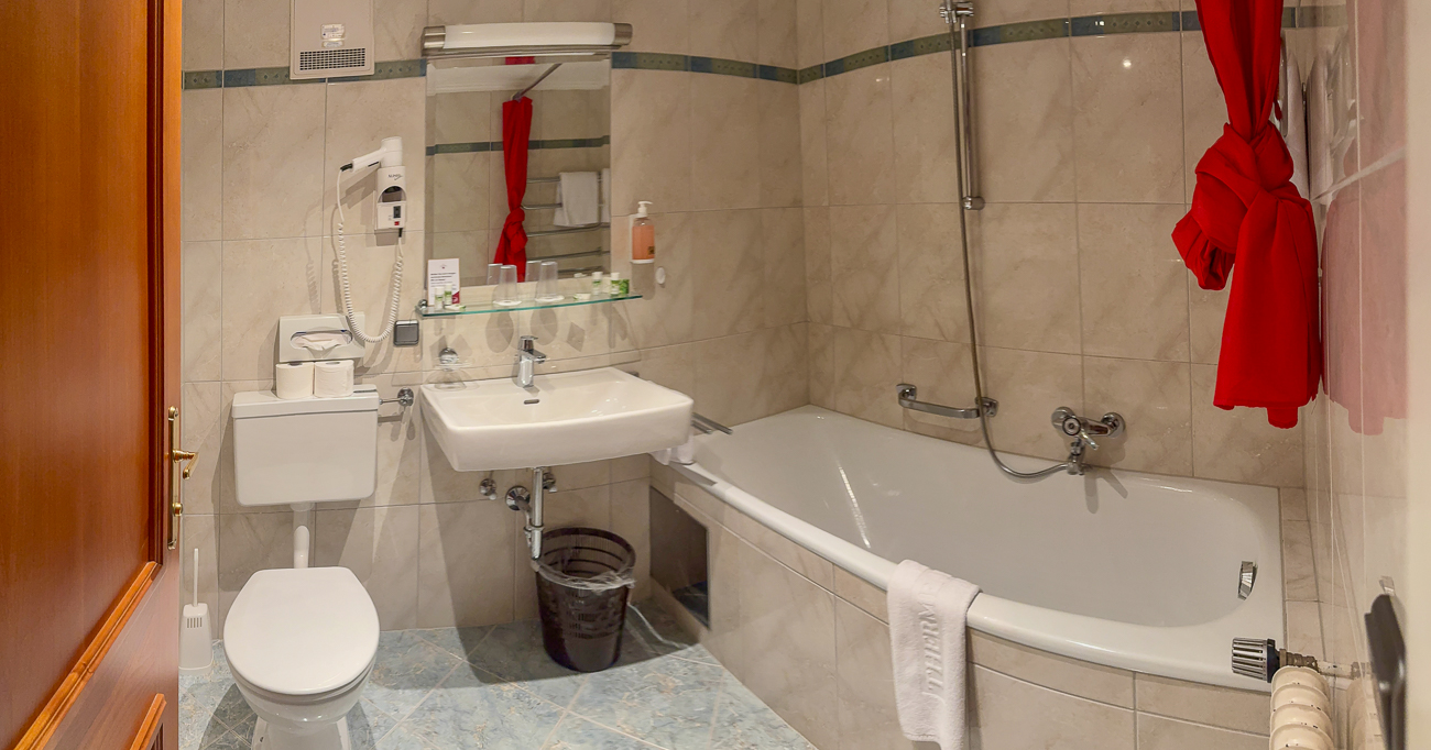 Badezimmer mit Dusche und Wanne