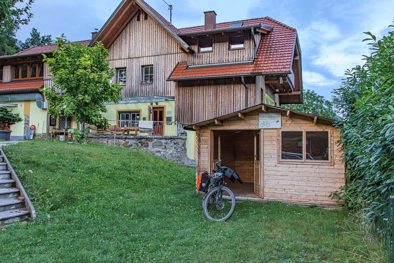 Fahrradhütte vor dem Haus