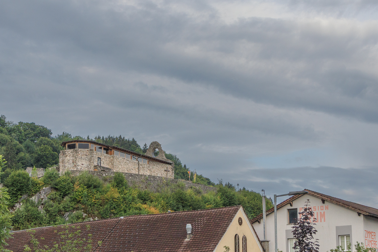 Die Klosterruine Arnoldstein ist eine historische St&auml;tte, die im 11. Jahrhundert urspr&uuml;nglich als Burg erbaut wurde. Die Anlage wurde im Jahr 1106 in eine wehrhafte Abtei umgebaut und ist heute ein bekannter Veranstaltungsort. Die Ruine liegt direkt am Alpe-Adria-Radweg