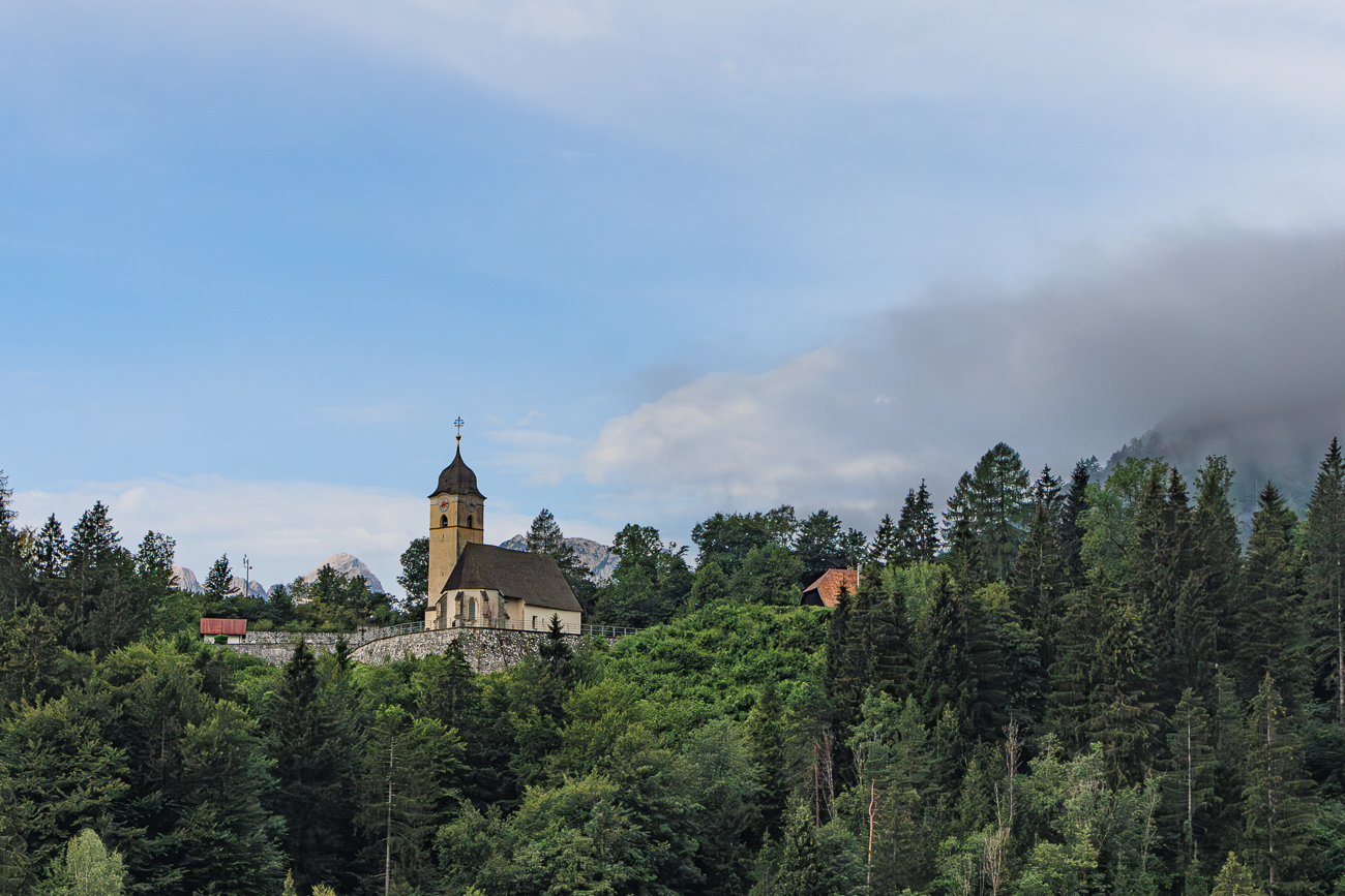 Die historische Kirche San Nicolò di Coccau befindet sich auf einem bewaldeten Hügel in der Nähe von Tarvisio.Die Kirche stammt aus dem 11. Jahrhundert und ist für ihre Fresken im Innenraum bekannt