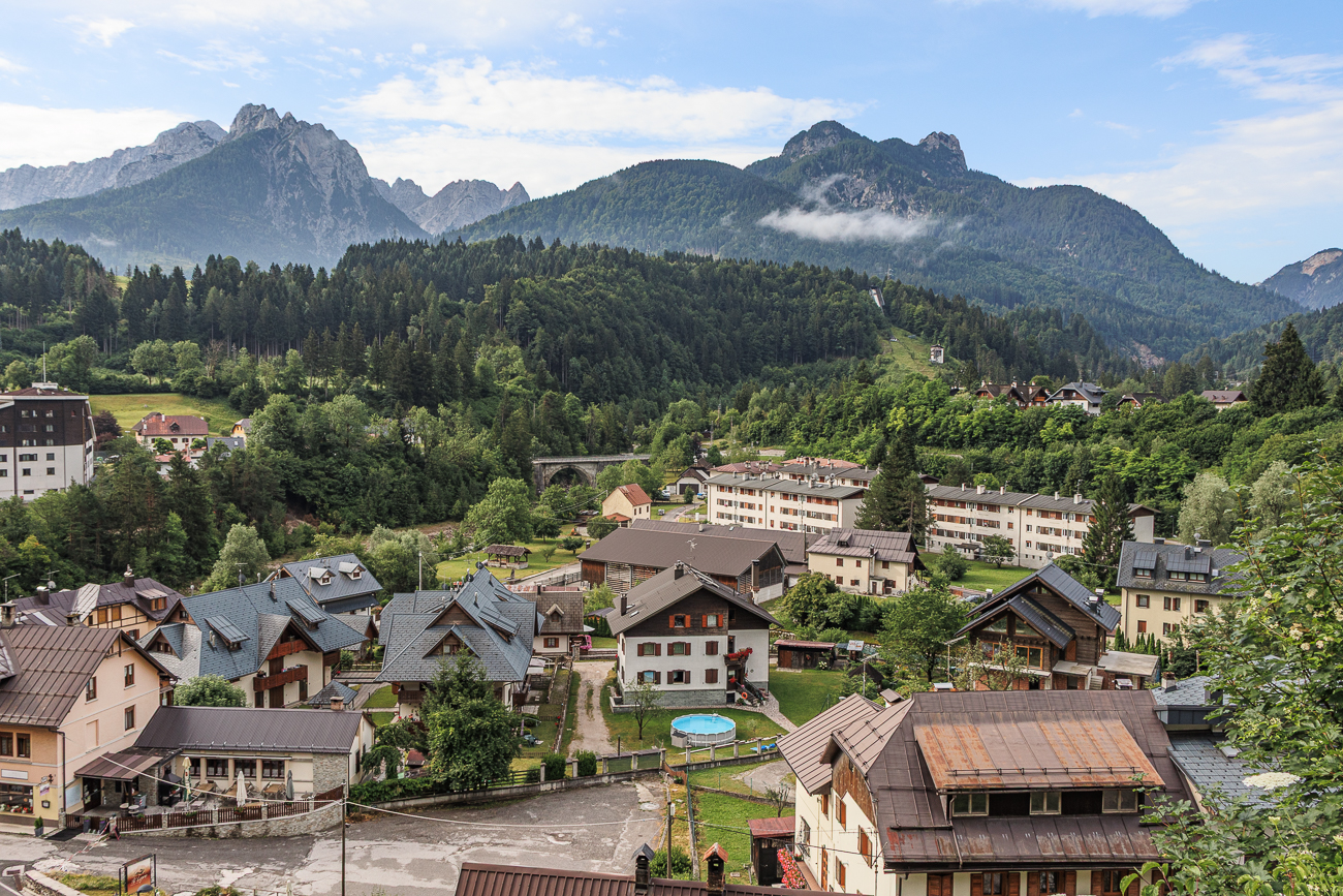 Das Dorf Tarvisio mit den Kalksteinfelsen der Julischen Alpen im Hintergrund