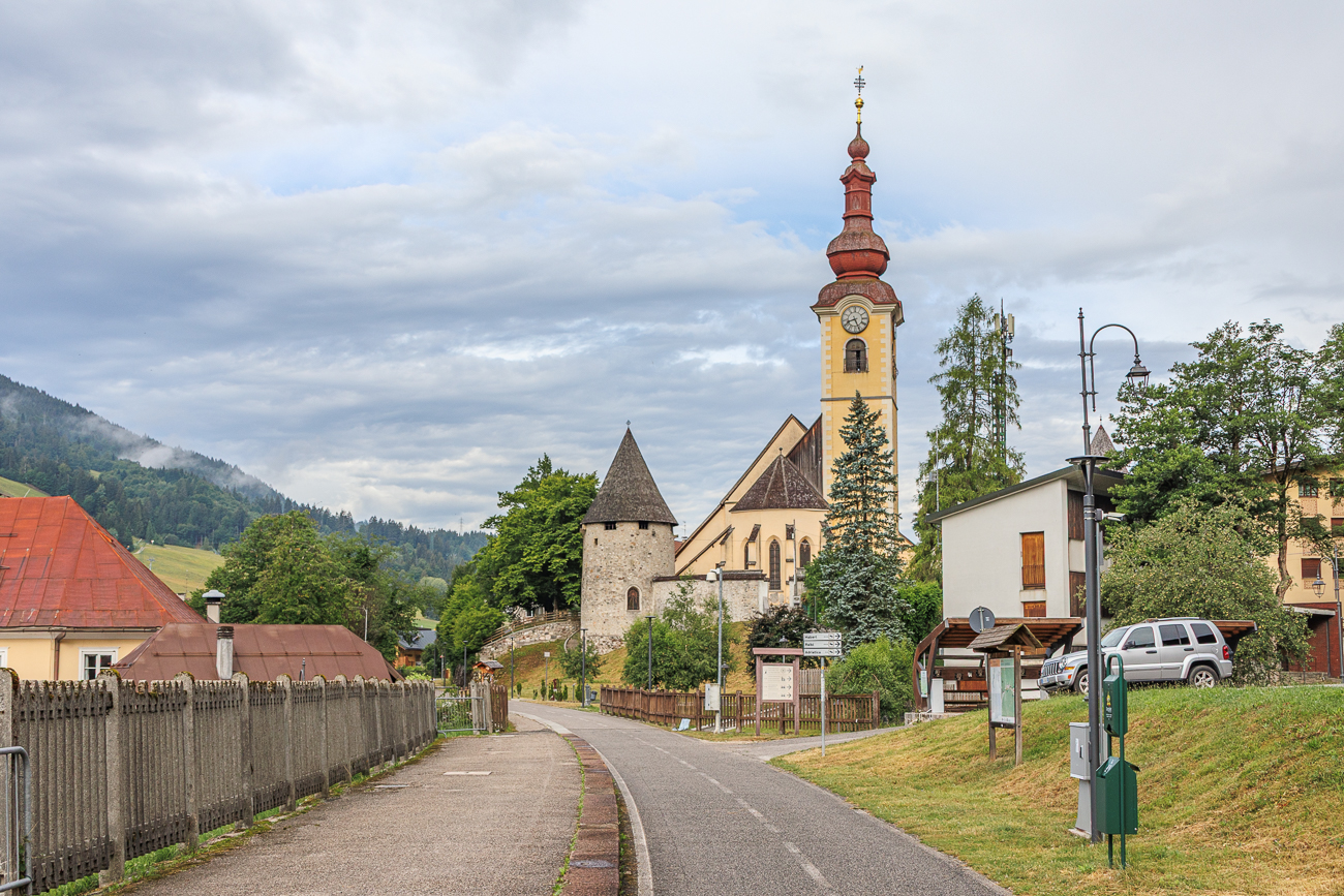 Die historische Pfarrkirche St. Peter und Paul (Chiesa dei Santi Pietro e Paolo) in Tarvisio