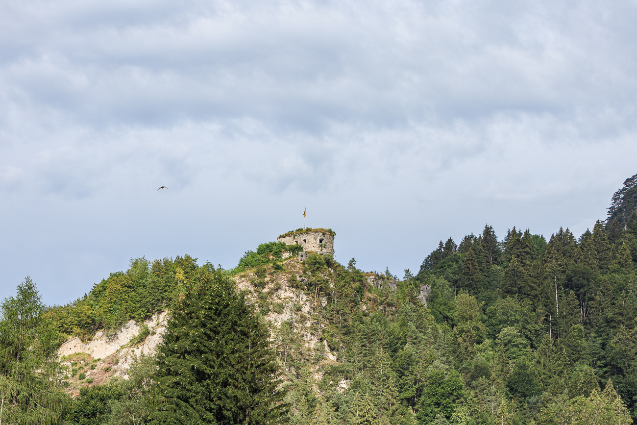 Das historische Forte Hensel, eine ehemalige &ouml;sterreichisch-ungarische Festungsanlage auf dem Tschalawai-Sporen oberhalb des Kanaltals in der Gemeinde Malborghetto Valbruna. Erste Befestigungen entstanden 1809 w&auml;hrend der napoleonischen Kriege unter der Leitung von Ingenieur-Hauptmann Friedrich Hensel, der bei der Verteidigung gegen die franz&ouml;sischen Truppen fiel. Ihm zu Ehren erhielt die Festung ihren Namen. Zwischen 1881 und 1883 wurde die Anlage umfassend zu einer modernen Panzerfestung ausgebaut, um den strategisch wichtigen Alpen&uuml;bergang nach &Ouml;sterreich zu sichern. Im Jahr 1915 wurde das Fort von italienischer Artillerie wochenlang heftig beschossen und stark zerst&ouml;rt. Die Ruinen zeugen noch heute von den massiven Einschl&auml;gen