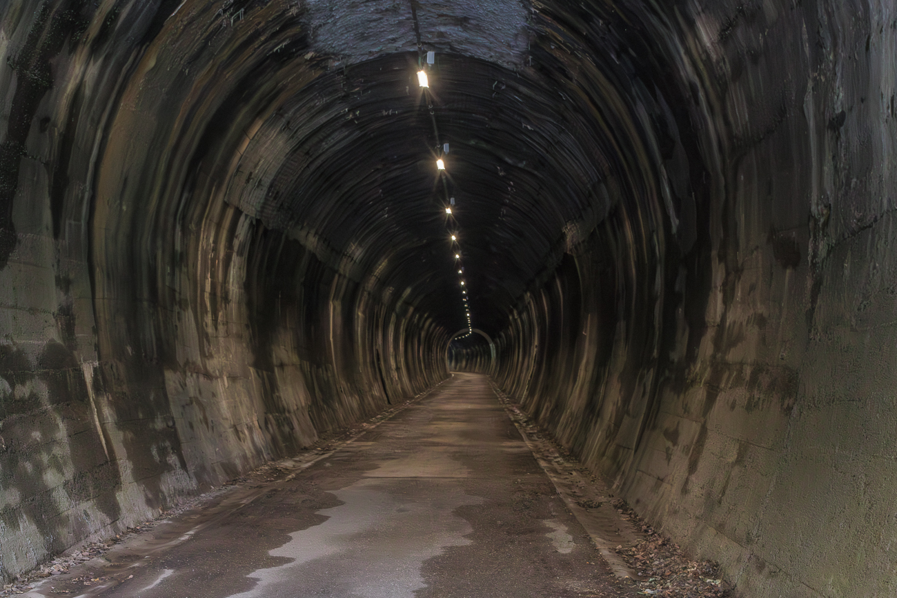 Der weitere Weg f&uuml;hrt durch zahlreiche Tunnel ...