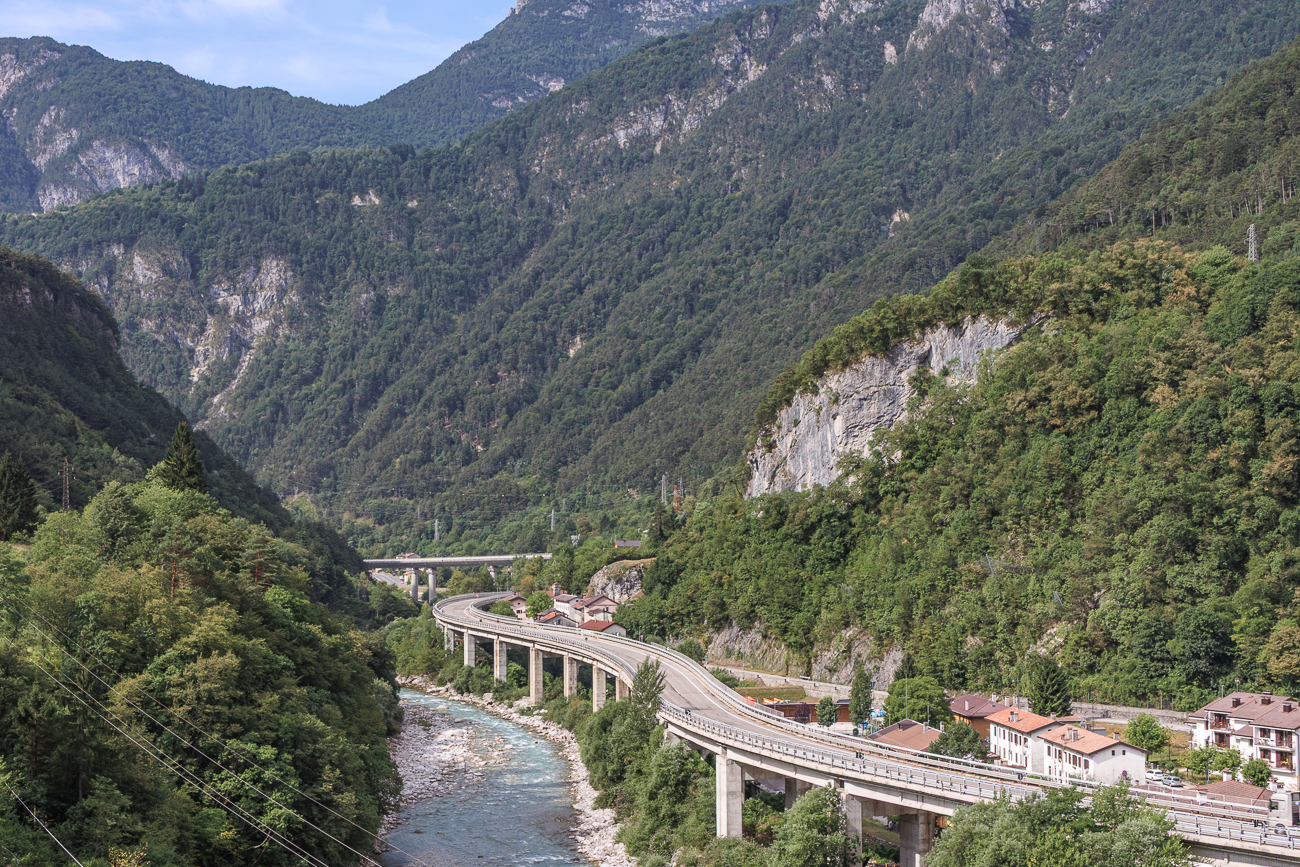 Die Hochstraße im Vordergrund ist Teil der Infrastruktur des Kanaltals