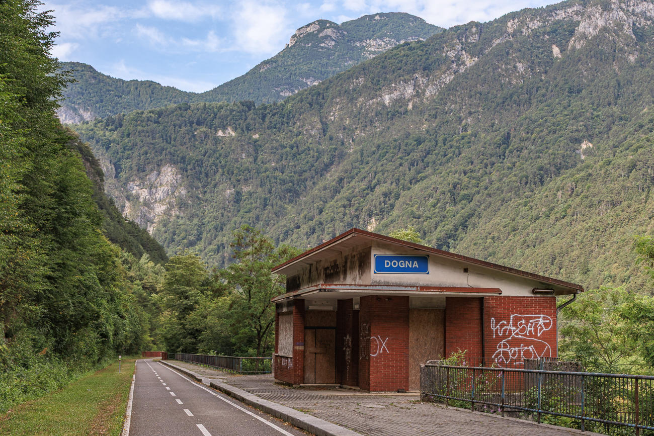 Die alte Bahnstation von Dogna an der ehemaligen Bahntrasse
