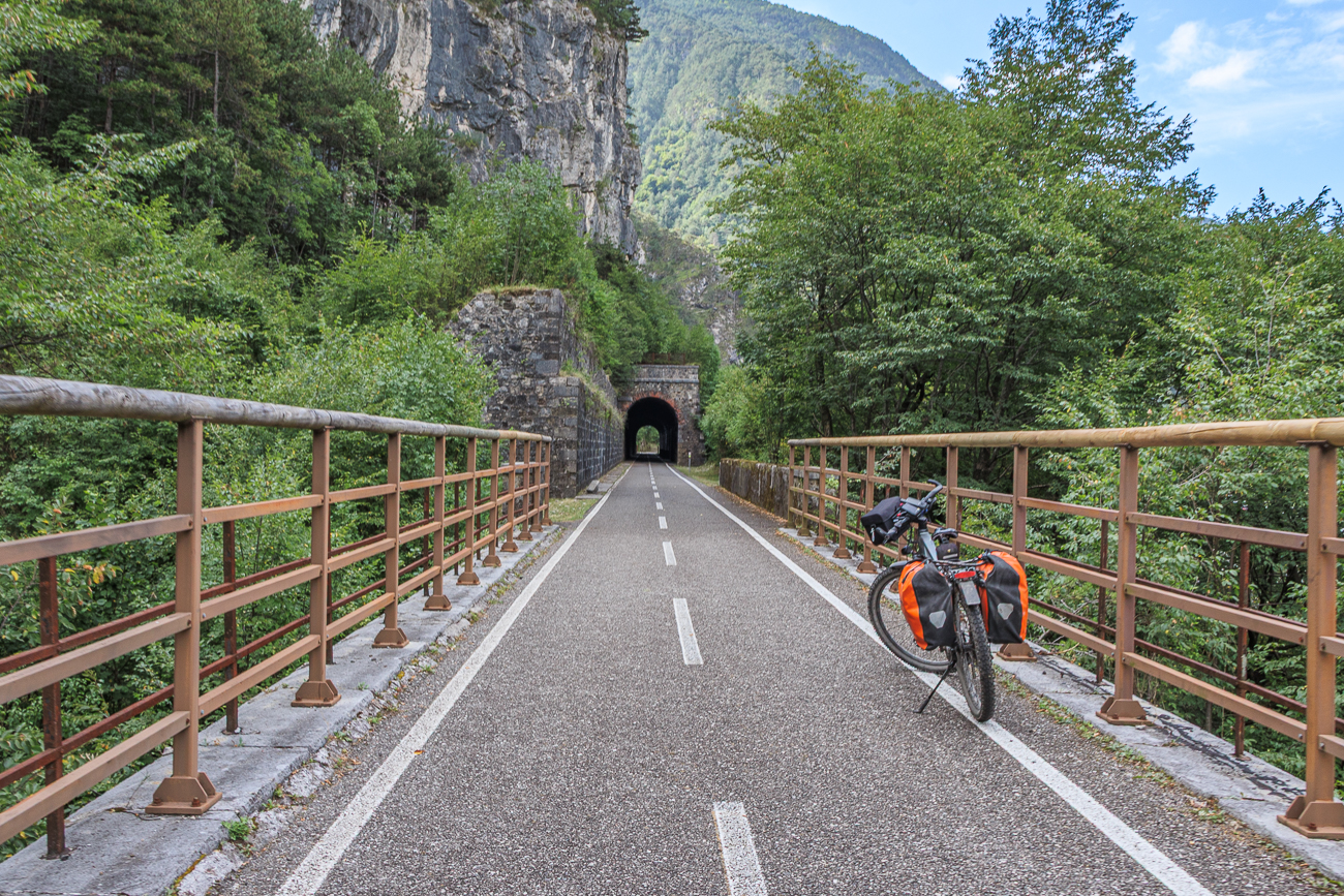 Immer wieder wechseln sich Brücken und Tunnel auf der ehemaligen Bahnstrecke ab