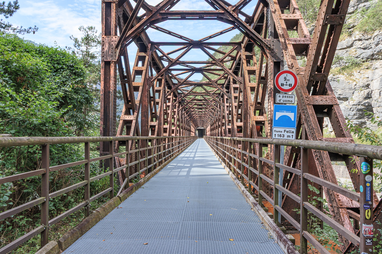 Diese Brückenkonstruktion ist Teil der ehemaligen Pontebbana-Bahnstrecke. Die Brücke überquert den Fluss Fella in der Nähe von Pontebba