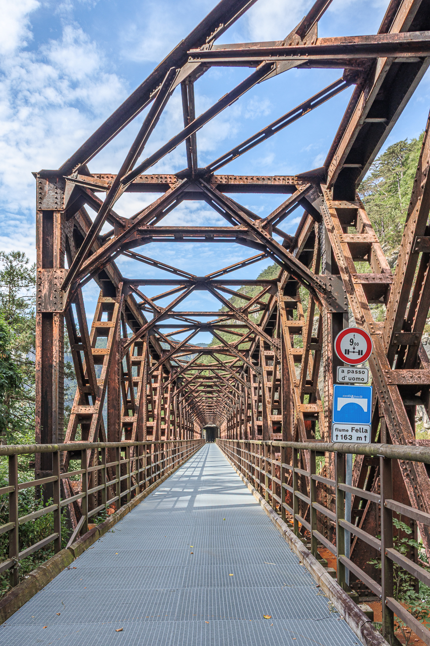 Radfahrer sollen die Räder über die Brücke schieben ("a passo d'uomo"). Natürlich - hüstel ;-)