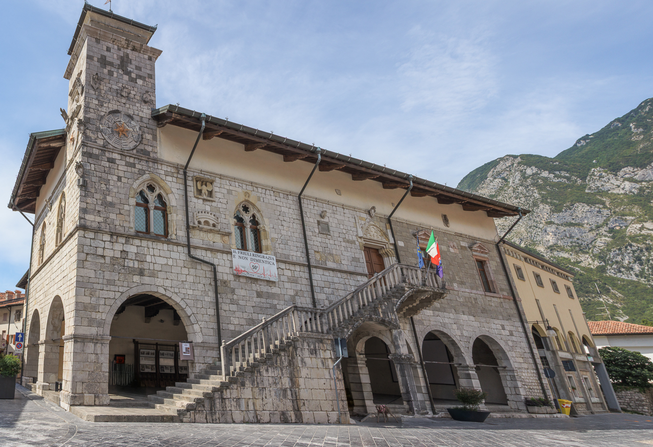 Das Geb&auml;ude ist das Palazzo Comunale (Rathaus) von Venzone in Italien, ein historisches Bauwerk aus dem 15. Jahrhundert,das nach dem Erdbeben von 1976 rekonstruiert wurde