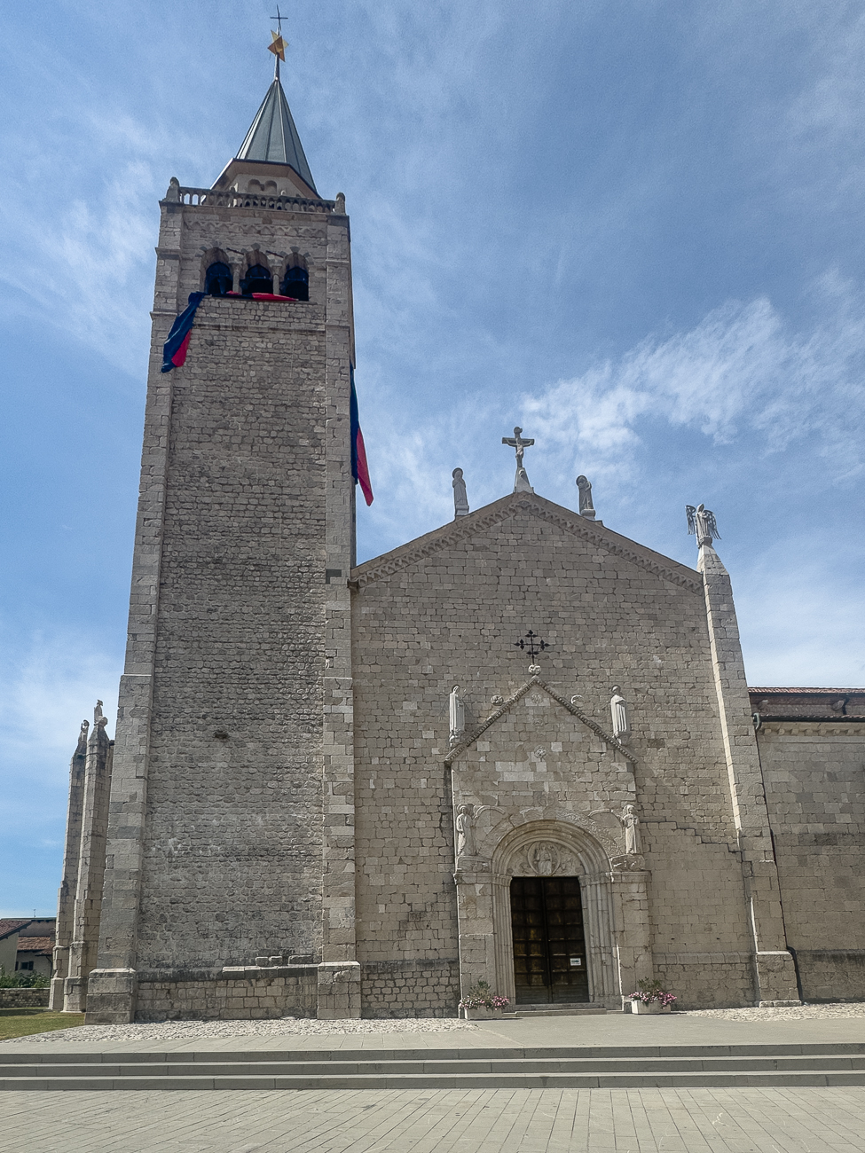 Der Duomo di Sant'Andrea Apostolo in Venzone. Die Kirche ist ein bekanntes Symbol f&uuml;r den Wiederaufbau nach dem verheerenden Erdbeben von 1976, bei dem sie fast vollst&auml;ndig zerst&ouml;rt wurde. Der Wiederaufbau erfolgte nach dem Prinzip "dov'era e com'era" (wie es war und wo es war), indem die urspr&uuml;nglichen Steine St&uuml;ck f&uuml;r St&uuml;ck wieder zusammengesetzt wurden
